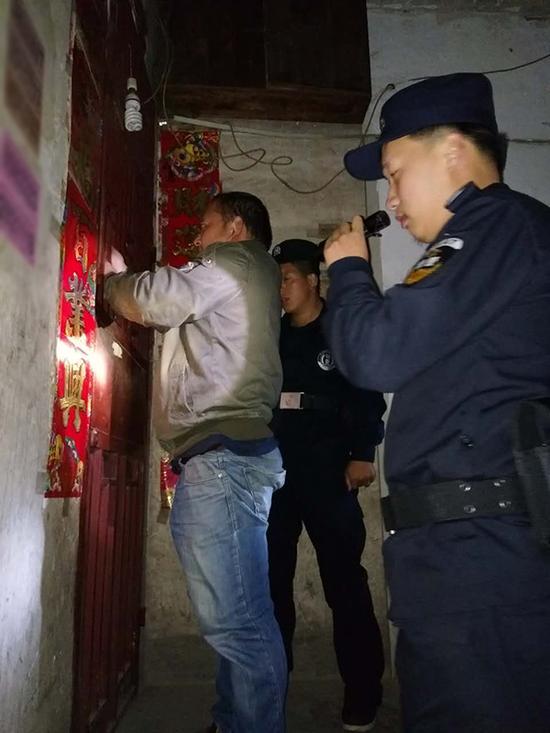 咸阳粗心妈妈误将幼女锁家中 民警全城寻开锁师傅开门